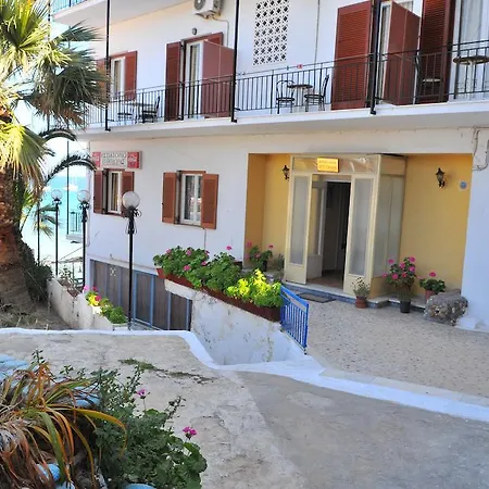Ξενοδοχείο Oasis Theodoros & Litsa Galaris 2*